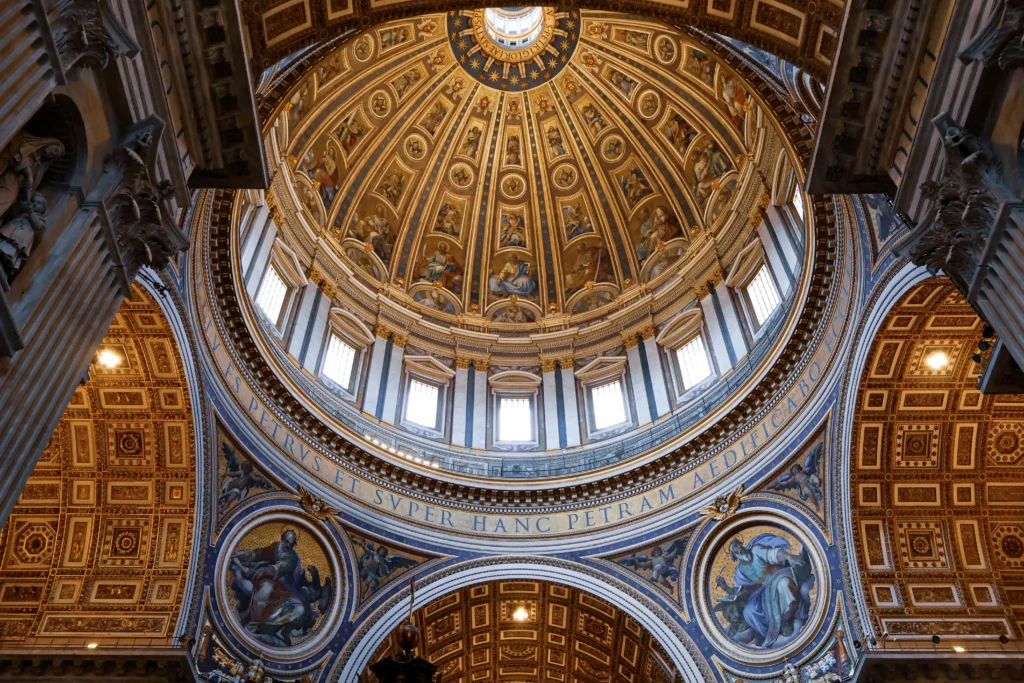 Nell'immagine il soffitto di una chiesta di Roma con la cupola