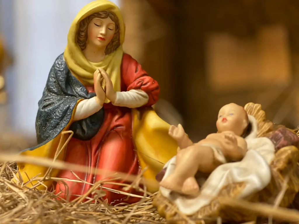 Nell'immagine il dettaglio di un presepe con focus su due statuette