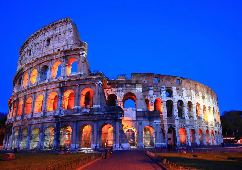 Nell'immagine il Colosseo di sera