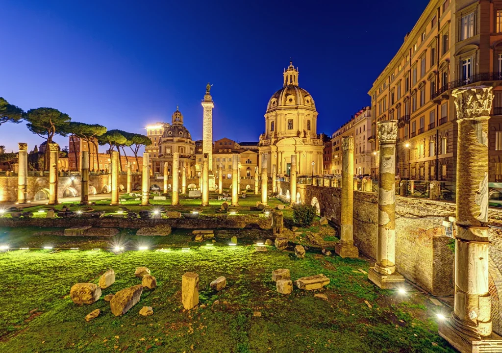 Nell'immagine i Fori Imperiali di Roma durante la sera