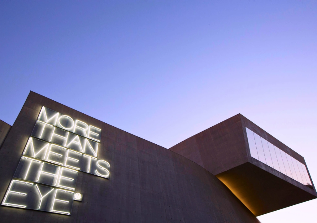 Nell'immagine un dettaglio della facciata del Museo Nazionale delle Arti del XXI Secolo di Roma