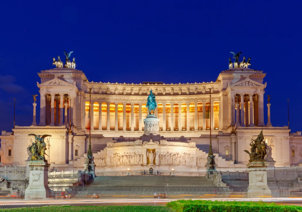 Nell'immagine il Vittoriano di Roma la sera