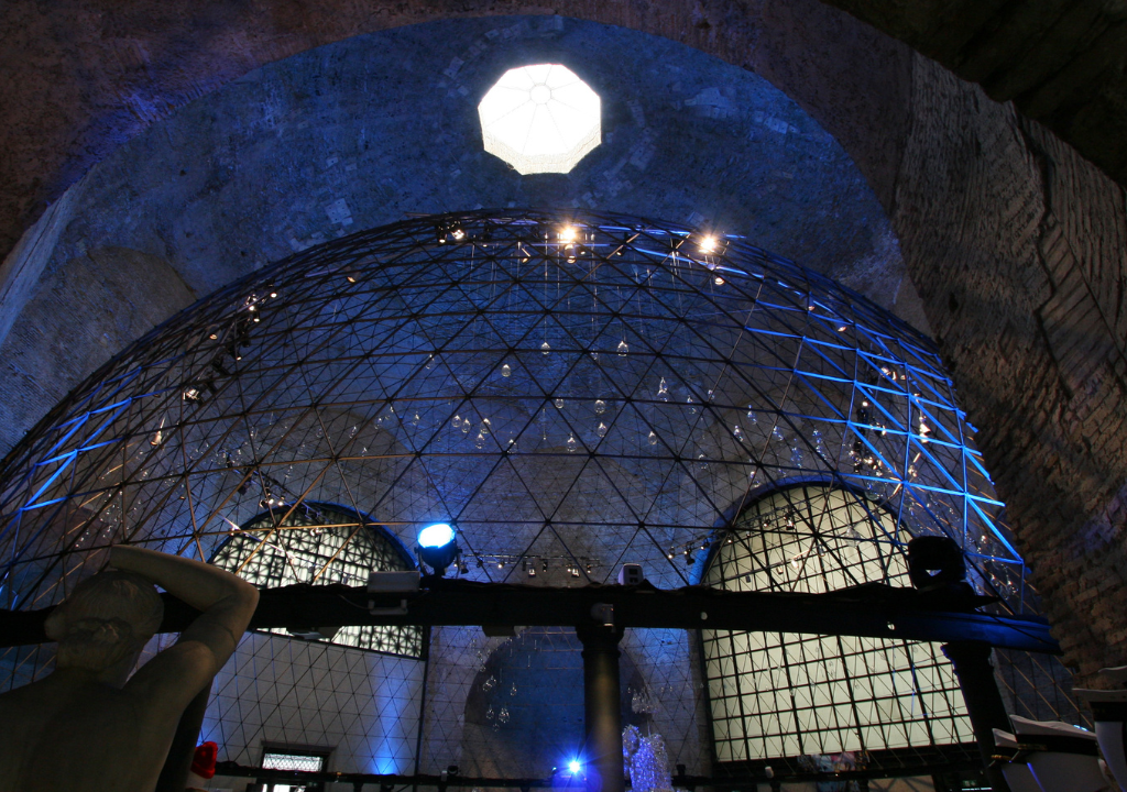 l'immagine rappresenta l'interno dell'aula ottagona, una struttura da planetario tipica a cupola con finestre e un ottagono aperto sul soffitto.