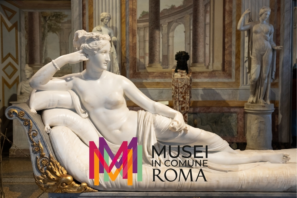 l'immagine rappresenta una statua sdraiata, per l'esattezza Paolina Borghese con sfondo il museo e in mezzo il logo dei musei di Roma