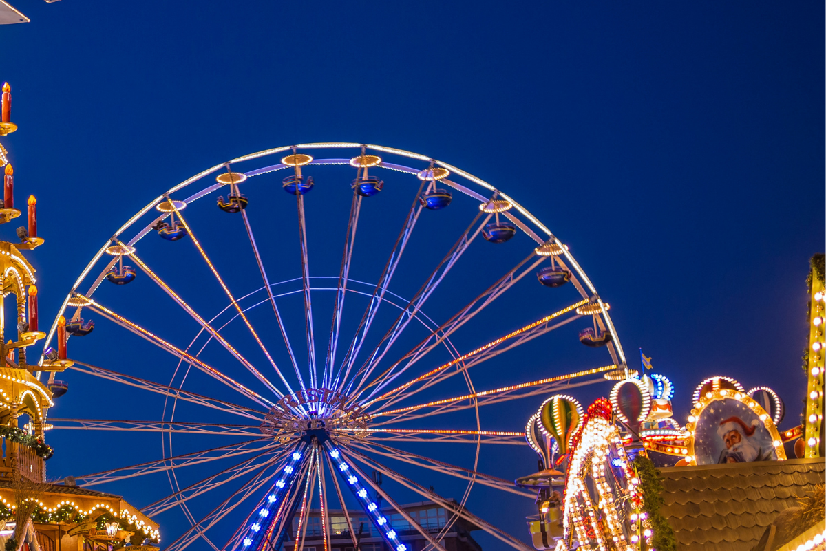 l'immagine rappresenta un pezzo della ruota panoramica dell'EUR Christmas village e in basso dei pezzi di decorazioni di natale delle bancarelle