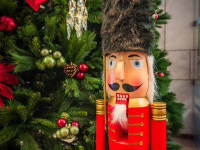 Nell'immagine un albero di Natale addobbato e uno schiaccianoci in legno.