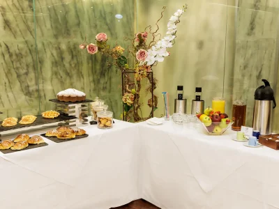 Nell'immagine una proposta del servizio banqueting per gli eventi organizzati nel Centro Congressi. Un coffee break con brioche, torte, succhi e bevande calde.