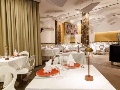Nell'immagine si vede la sala del Ristorante The White. Tutti i tavoli sono apparecchiati con tovaglie bianche.